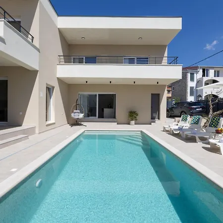 Villa Oblica *